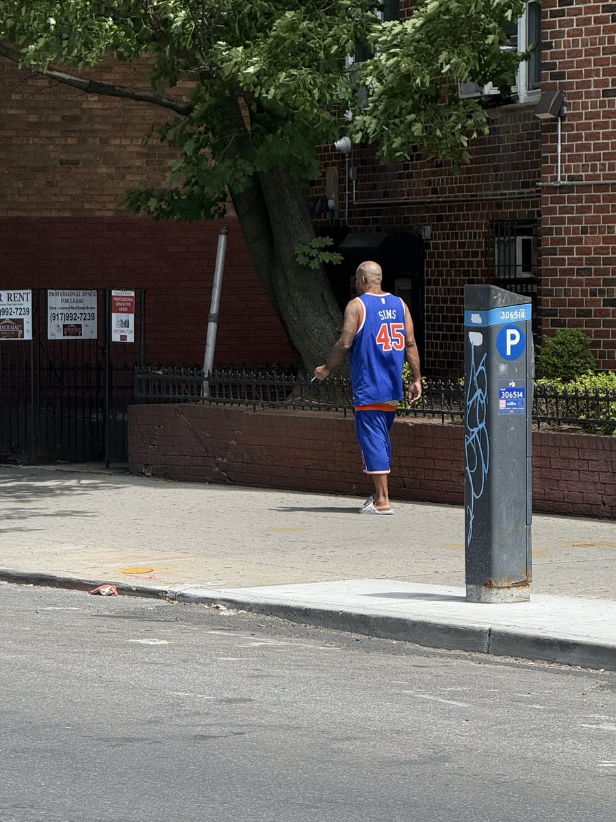 ChelneyAndrew's tweet photo. Jericho Sims jersey. With the Knicks shorts. In slides. Lit cigarette in hand. I love New York City so much https://t.co/5SMCAQsDrX