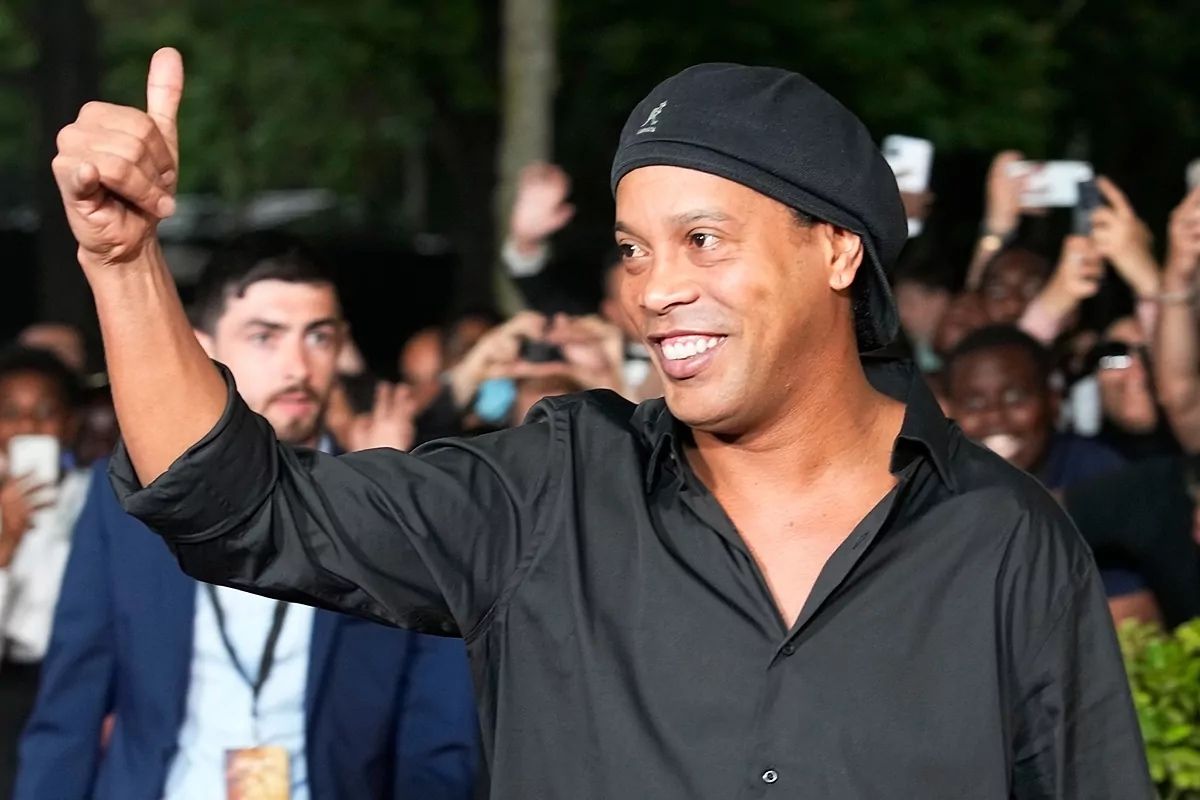 AkwyZ's tweet photo. Ronaldinho comes out of retirement and signs for new club in Italy. https://t.co/4XdTdSiNxr https://t.co/mCsEA4gqrh