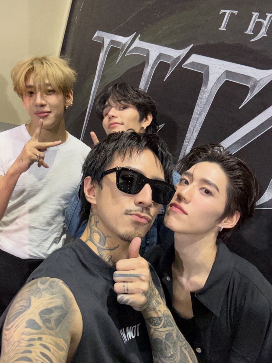 meonmoon_me's tweet photo. ไม่เหงาแล้ว ไม่ต้องร้องเพลงบนเวทีคนเดียวแล้ว มีเพือนๆ พี่ๆ น้องๆ เต็มไปหมดเลย 🥹 #JeffSatur https://t.co/wPcwHbbzom