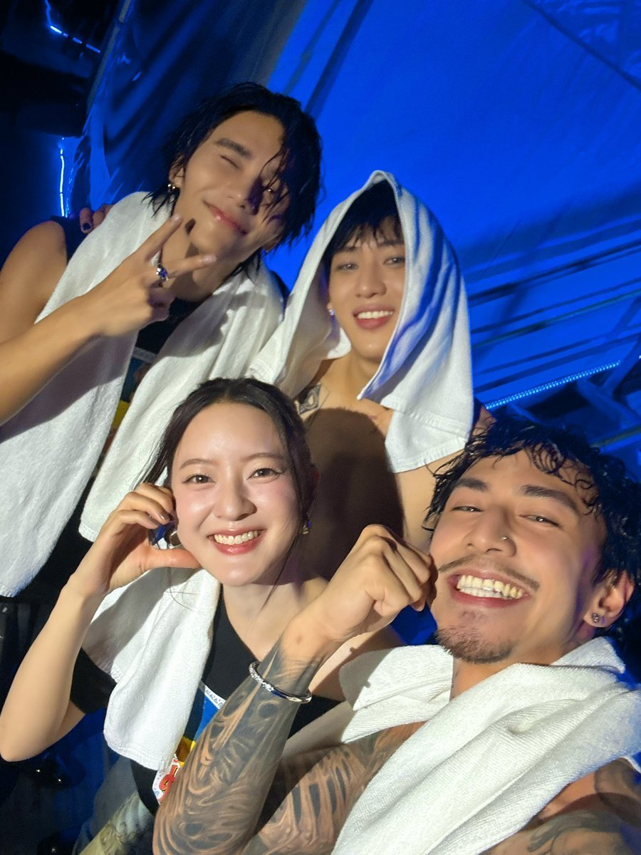 meonmoon_me's tweet photo. ไม่เหงาแล้ว ไม่ต้องร้องเพลงบนเวทีคนเดียวแล้ว มีเพือนๆ พี่ๆ น้องๆ เต็มไปหมดเลย 🥹 #JeffSatur https://t.co/wPcwHbbzom