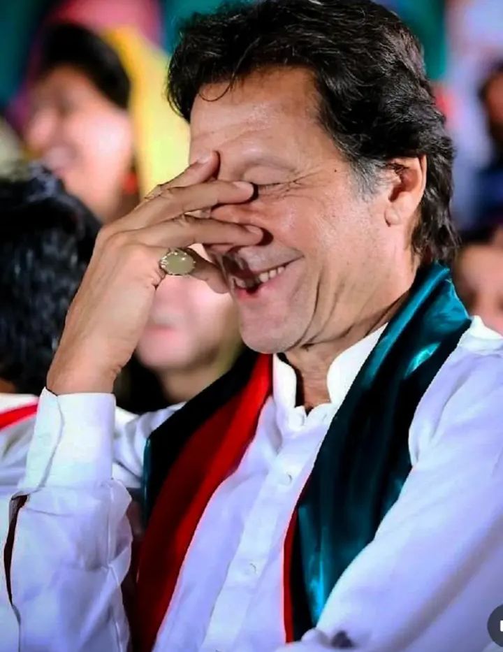 Haidersaeedpti1's tweet photo. میرے مرشد کی آج قیدِ تنہائی میں 1050ویں رات گزر رہی ہے

(میری اس ٹویٹ میں خان صاحب کے لیے دعا لکھی ہوتی ہے)

اِنَّ مَعَ الْعُسْرِ یُسْرًا

بیشک مشکل کے ساتھ آسانی ہے

اے اللّٰہ
وہ شخص جو تیرا اور تیرے محبوب ﷺ کا نام بلند کرتا رہا
جو دن رات اس امت کے مستقبل کی فکر میں رہا
آج وہ تنہا ہے… قید میں ہے…
جہاں نہ روشنی ہے، نہ آواز، نہ کوئی ساتھی،
صرف تنہائی ہے، سناٹا ہے، اور تیری ذات کا سہارا ہے۔

یا اللّٰہ
ہمیں نہیں معلوم وہ اس گرمی میں، ان دیواروں کے پیچھے
کیسے سانس لیتا ہوگا…
جب ہر روز اس کا جسم پسینے میں بھیگتا ہوگا
تو کون ہے جو اس کا حال پوچھتا ہو؟
کون ہے جو اسے کہتا ہو کہ "حوصلہ رکھو، ہم تمہارے ساتھ ہیں؟"

اے ﷲ
ہم کمزور سہی، بکھرے سہی، مگر بےوفا نہیں…
ہم تیرے سامنے گواہی دیتے ہیں کہ
عمران خان حق پر ہے، اور ہم اس کے ساتھ ہیں۔

یا اللّٰہ
قوم کو حوصلہ دے، جُرات دے، اتحاد دے
جو نکلے وہ واپس نہ ہٹے
جو بولے وہ دبنے نہ پائے
جو چلے وہ رکے نہیں
یہ تحریک صرف سیاست نہیں 
یہ ضمیر کی جنگ ہے،
یہ سچ کی پکار ہے۔

میرے اللہ ہمیں مزید طاقت عطا فرما 
مزید ہمت عطا فرما 
میرے اللہ ہم کمزور ہیں
 ہم بکھرے ہوئے ہیں
 ہمارے ارد گرد گھیرے تنگ ہیں لیکن تو ہمارا ہے
 تو ہماری مدد کر 
ہماری مدد کو آجا 

یا اللّٰه تیری خدمت میں 1049دنوں اور راتوں کی دعائیں اور آج رات کی دعائیں پیش کرتا ہوں

یا اللّٰه یا رحمن یا رحیم یا کریم
یا اللّٰه ہمارے مرشد کو اپنے حفظ و امان میں رکھ
یا اللّٰه ہمارے مرشد پہ اپنا خصوصی نظر و کرم کر دے
یا اللّٰه ہمارے مرشد کی زندگی میں برکت ڈال دے
یا اللّٰه ہمیں ہمارے مرشد کے منہ سے میرے پاکستانیوں دوبارہ سننے کی توفیق عطا فرما دے
یا اللّٰه ہمارے مرشد کے ایک ایک بال کی حفاظت فرما
یا اللّٰه ہمارے مرشد کو رہائی کا پروانہ عطا فرما دے
یا اللّٰه ہمارے مرشد کو اس زندان میں سرخرو کر دے
یا اللّٰه ہمارے مرشد کی عزت اور جان کی حفاظت فرما
یا اللّٰه ہمارے مرشد کو مزید عروج کی بلندی عطا فرما
 یا اللّٰه ہمارے مرشد کو اس حقیقی آزادی کی جنگ میں غازی بنا دے
یا اللّٰه ہمارے مرشد کو فتح عطا فرما
یا اللّٰه ہمارے مرشد کو فاتح بنا دے
یا اللّٰه کوئی بھی شخص ہمارے مرشد کے پاس مرشد کو نقصان پہنچانے کے لیے جائے تو تو ایسے تمام لوگوں کو عبرت کا نشانہ بنا دے
یا اللّٰه مرشد کے حق میں انصاف کے فیصلے لکھوا دے
یا اللّٰه مرشد کو کوئی خراش نہ آئے
یا اللّٰه مرشد کی زندگی میں اضافہ کر دے
یا اللّٰه ہمارے مرشد کو محفوظ رکھ
یا اللّٰه ہمارے مرشد کو اپنی پناہ میں رکھ
یا اللّٰه مرشد کی حفاظت کے لیے فرشتے بھیج دے 
یا اللّٰه جس طرح تو نے ہمارے مرشد کو باقی راتوں میں اپنی پناہ میں رکھا
آج رات بھی مرشد کو اپنی پناہ میں رکھ

اللَّهُمَّ صَلِّ عَلَىٰ سَیِّدِنَا مُحَمَّدٍ وَعَلَىٰ آلِهِ وَسَلِّمْ

آمین یا رب العالمین

(حیدر سعید)