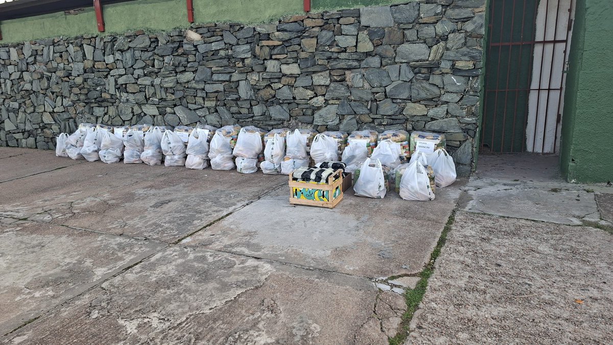NDEtchegoyen's tweet photo. Esta es la movida de parte de la hinchada de @RamplaJuniorsFC que consiguió comestibles para organizar una canasta para plantel y funcionarios. https://t.co/gBdoePvUO2