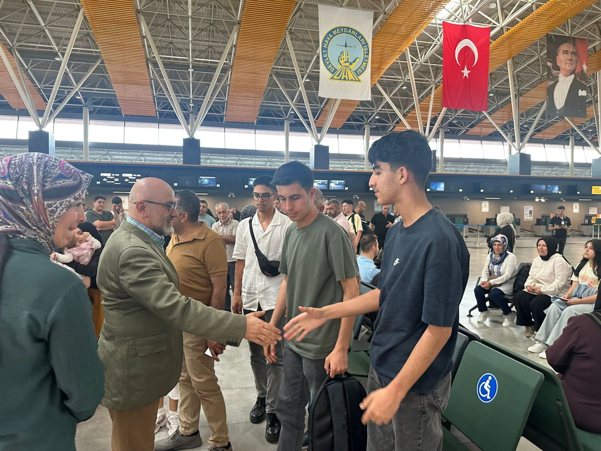 MuratCahidCINGI's tweet photo. Mesleki eğitimin hem öğrencilerimiz için cazip ve popüler hale gelmesi hem de yavrularımızın daha farklı beceriler ve daha geniş bir vizyon edinmesi için Kayseri Milli Eğitim Müdürlüğümüz ve Almanya’daki hemşehri derneğimiz AKİB ve UID gibi sivil toplum organlarıyle beraber yürüttüğümüz meslek lisesi öğrencileri için “YURT DIŞINDA STAJ” çalışmalarımız meyvesini veriyor.

Mayıs ayı içerisinde bir grup öğrencimizi Almanya’da yüksek teknoloji kullanan bazı işletmelere staja göndermiştik. Bugün de 17 başarılı öğrencimizi Milli Eğitim Bakanlığımızın Erasmus+ projesi kapsamında aileleriyle beraber Kayseri Havalimanından Almanya’ya yolcu ettik.

İncesu, Tomarza, Develi gibi ilçelerimizden ve Kayseri merkezden başarılı öğrencilerimiz orda staj yaptıkları dönem boyunca hem teknik olarak gelişecek hem de farklı millet ve kültürden insanların iş yapış ve hayat tarzlarını görerek bir dünya vatandaşı olma özgüvenini kazanacaklar.

Bu süreçte staj yapılacak işletmelerin bulunmasında bizlere olan muazzam katkılarından dolayı AKİB ve UID derneklerimize, iş yerlerinin onaylanması ve yavrularımızın huzurlu bir staj dönemi geçirmeleri için yaptıkları fedakarca çalışmalar münasebetiyle Milli Eğitim Müdürlüğümüze sonsuz teşekkürler.

Tabi ki evlatlarının geleceğini düşünerek onlara bir meslek edinme ��uuru aşılayan kıymetli aileler ve çalışkan gençlerimiz her türlü takdiri hak ediyorlar. Allah yollarını bahtlarını açık etsin.

@Kayserito @Omer_Gulsoy_KTO @Kayseriso @mbuyuksimitci @KayseriOSB @mehmetyalcinosb @_burAK66 @U_I_D @kayserimem @CoskunESEN57 @akpartikayseri @Akparti @kayserivaliligi @gokmen_cicek_ @tcmeb_mtegm @mesleki_teknik @tcmeb @Yusuf__Tekin @iletisim @tcbestepe