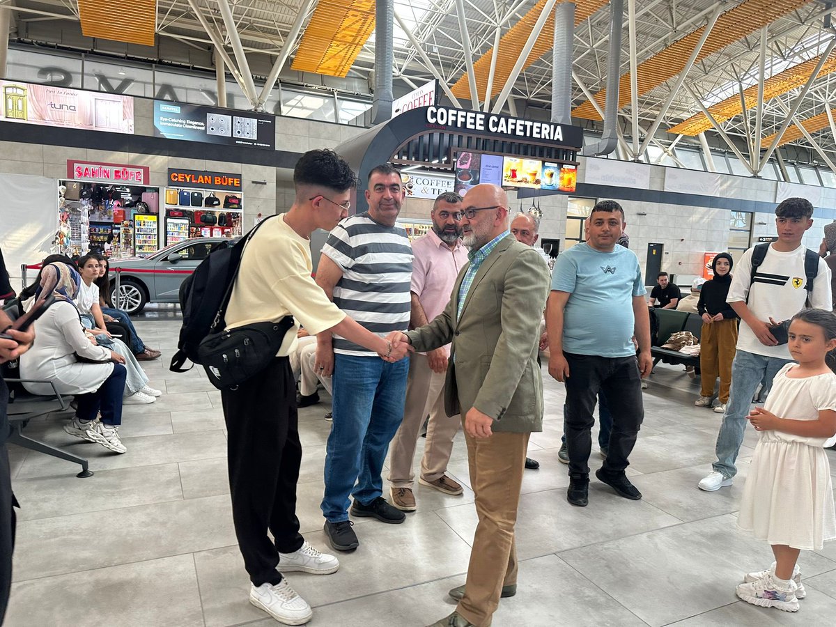 MuratCahidCINGI's tweet photo. Mesleki eğitimin hem öğrencilerimiz için cazip ve popüler hale gelmesi hem de yavrularımızın daha farklı beceriler ve daha geniş bir vizyon edinmesi için Kayseri Milli Eğitim Müdürlüğümüz ve Almanya’daki hemşehri derneğimiz AKİB ve UID gibi sivil toplum organlarıyle beraber yürüttüğümüz meslek lisesi öğrencileri için “YURT DIŞINDA STAJ” çalışmalarımız meyvesini veriyor.

Mayıs ayı içerisinde bir grup öğrencimizi Almanya’da yüksek teknoloji kullanan bazı işletmelere staja göndermiştik. Bugün de 17 başarılı öğrencimizi Milli Eğitim Bakanlığımızın Erasmus+ projesi kapsamında aileleriyle beraber Kayseri Havalimanından Almanya’ya yolcu ettik.

İncesu, Tomarza, Develi gibi ilçelerimizden ve Kayseri merkezden başarılı öğrencilerimiz orda staj yaptıkları dönem boyunca hem teknik olarak gelişecek hem de farklı millet ve kültürden insanların iş yapış ve hayat tarzlarını görerek bir dünya vatandaşı olma özgüvenini kazanacaklar.

Bu süreçte staj yapılacak işletmelerin bulunmasında bizlere olan muazzam katkılarından dolayı AKİB ve UID derneklerimize, iş yerlerinin onaylanması ve yavrularımızın huzurlu bir staj dönemi geçirmeleri için yaptıkları fedakarca çalışmalar münasebetiyle Milli Eğitim Müdürlüğümüze sonsuz teşekkürler.

Tabi ki evlatlarının geleceğini düşünerek onlara bir meslek edinme ��uuru aşılayan kıymetli aileler ve çalışkan gençlerimiz her türlü takdiri hak ediyorlar. Allah yollarını bahtlarını açık etsin.

@Kayserito @Omer_Gulsoy_KTO @Kayseriso @mbuyuksimitci @KayseriOSB @mehmetyalcinosb @_burAK66 @U_I_D @kayserimem @CoskunESEN57 @akpartikayseri @Akparti @kayserivaliligi @gokmen_cicek_ @tcmeb_mtegm @mesleki_teknik @tcmeb @Yusuf__Tekin @iletisim @tcbestepe