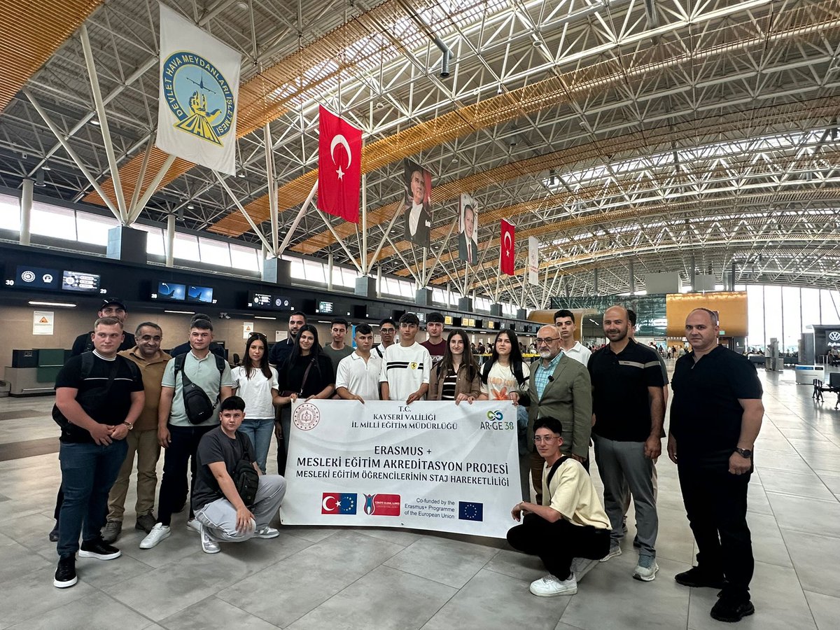MuratCahidCINGI's tweet photo. Mesleki eğitimin hem öğrencilerimiz için cazip ve popüler hale gelmesi hem de yavrularımızın daha farklı beceriler ve daha geniş bir vizyon edinmesi için Kayseri Milli Eğitim Müdürlüğümüz ve Almanya’daki hemşehri derneğimiz AKİB ve UID gibi sivil toplum organlarıyle beraber yürüttüğümüz meslek lisesi öğrencileri için “YURT DIŞINDA STAJ” çalışmalarımız meyvesini veriyor.

Mayıs ayı içerisinde bir grup öğrencimizi Almanya’da yüksek teknoloji kullanan bazı işletmelere staja göndermiştik. Bugün de 17 başarılı öğrencimizi Milli Eğitim Bakanlığımızın Erasmus+ projesi kapsamında aileleriyle beraber Kayseri Havalimanından Almanya’ya yolcu ettik.

İncesu, Tomarza, Develi gibi ilçelerimizden ve Kayseri merkezden başarılı öğrencilerimiz orda staj yaptıkları dönem boyunca hem teknik olarak gelişecek hem de farklı millet ve kültürden insanların iş yapış ve hayat tarzlarını görerek bir dünya vatandaşı olma özgüvenini kazanacaklar.

Bu süreçte staj yapılacak işletmelerin bulunmasında bizlere olan muazzam katkılarından dolayı AKİB ve UID derneklerimize, iş yerlerinin onaylanması ve yavrularımızın huzurlu bir staj dönemi geçirmeleri için yaptıkları fedakarca çalışmalar münasebetiyle Milli Eğitim Müdürlüğümüze sonsuz teşekkürler.

Tabi ki evlatlarının geleceğini düşünerek onlara bir meslek edinme ��uuru aşılayan kıymetli aileler ve çalışkan gençlerimiz her türlü takdiri hak ediyorlar. Allah yollarını bahtlarını açık etsin.

@Kayserito @Omer_Gulsoy_KTO @Kayseriso @mbuyuksimitci @KayseriOSB @mehmetyalcinosb @_burAK66 @U_I_D @kayserimem @CoskunESEN57 @akpartikayseri @Akparti @kayserivaliligi @gokmen_cicek_ @tcmeb_mtegm @mesleki_teknik @tcmeb @Yusuf__Tekin @iletisim @tcbestepe