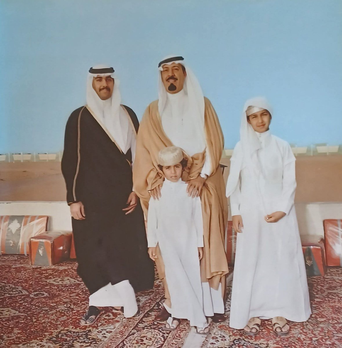 Mahamdsalem36's tweet photo. صورة نادرة 
للملك عبدالله بن عبدالعزيز آل سعود 
رحمة الله عليه 
أيام كان رئيسا للحرس الوطني 
مع أبنائه الأمراء 
متعب وعبدالعزيز وفيصل 
في مزرعته بخشم العان 
خارج مدينة الرياض 
عام 1973.. https://t.co/2NTxn2DKpw