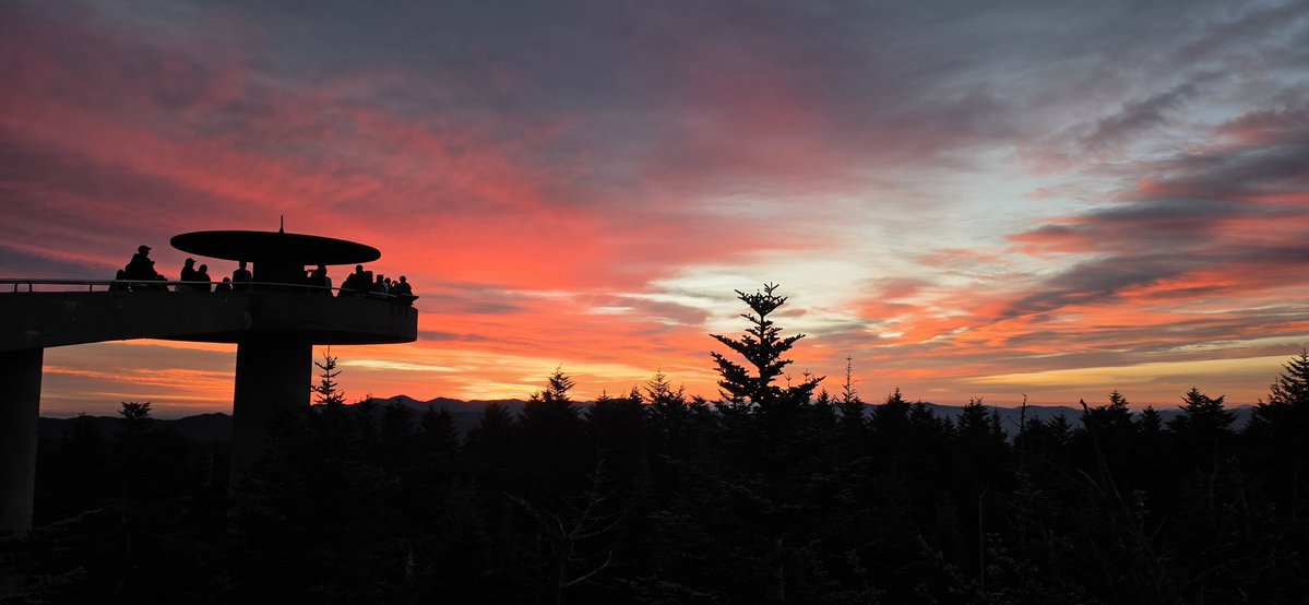 PNVH77's tweet photo. Got up super early to catch the sunrise at Kuwohi. Worth every second of lost sleep this morning. 47° way up there with enough wind to almost make it uncomfortable. @MollyntheMts2 @EastTNHiking @netnwx @HenryWX @GreatSmokyNPS https://t.co/8uBkEnTj3N