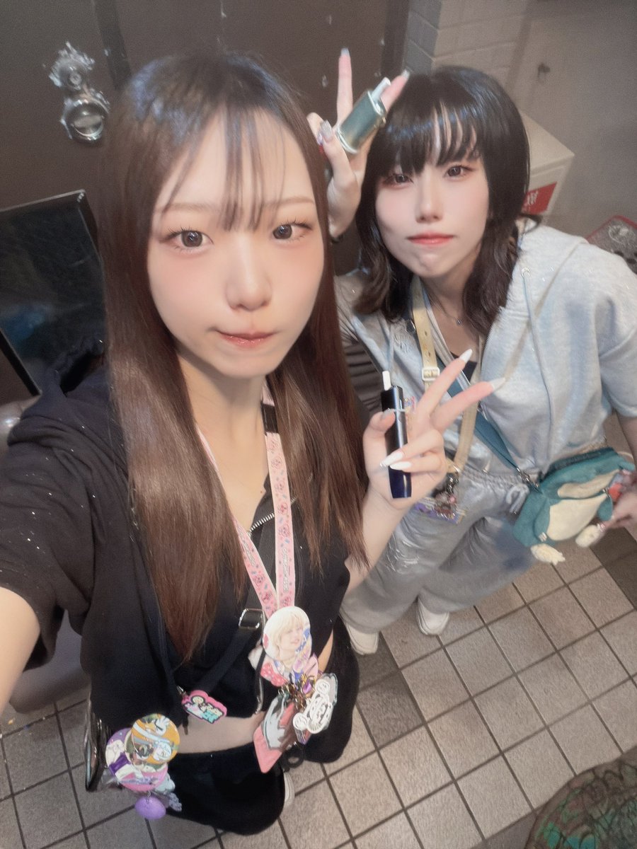Amu_MsLAUGHs's tweet photo. 退勤まる〜🙆🏻‍♀️

うすいとお揃いジャージで2人とも元気にﾙﾝﾙﾝでお家に帰ります✌🏻✌🏻
久しぶりに会えた人間もいて楽しい〜の気持ち！
はじめましてさんとも次はミスラで会えたら嬉しいな！！！

あむちは次は月曜日！いつも通りミスラで待ているよ👍🏻 https://t.co/WSOJ8Wqhsa