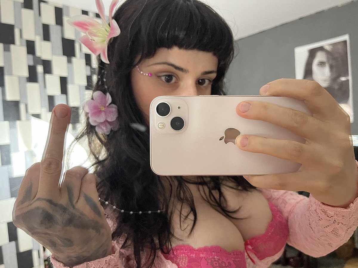 venusinylons's tweet photo. i am back on stream freaks !!!! 🌸 :*** https://t.co/ZB7AGQYJLM