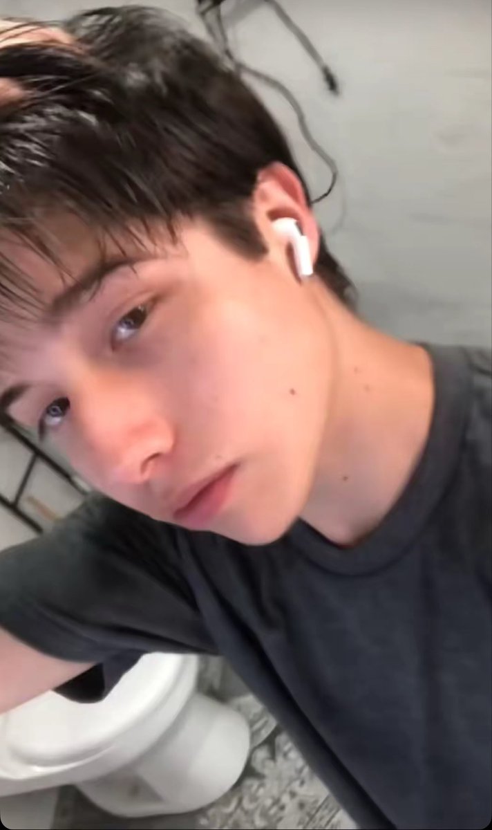 niniizz_w's tweet photo. Algún jochis para mi amigo???
-tiene 16
-es gracioso
-es buena onda
-cariñoso
-atento 
-argentino 
-kpoper
-otaku pero si se baña
Y es este https://t.co/JhBWSHh9ek