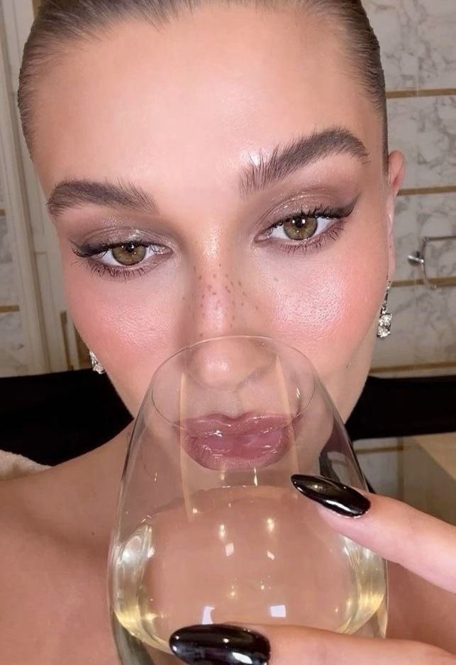 nocticadia0's tweet photo. Hailey Bieber is a supermodel btw ⭐️💐 https://t.co/OAWtoceLdn