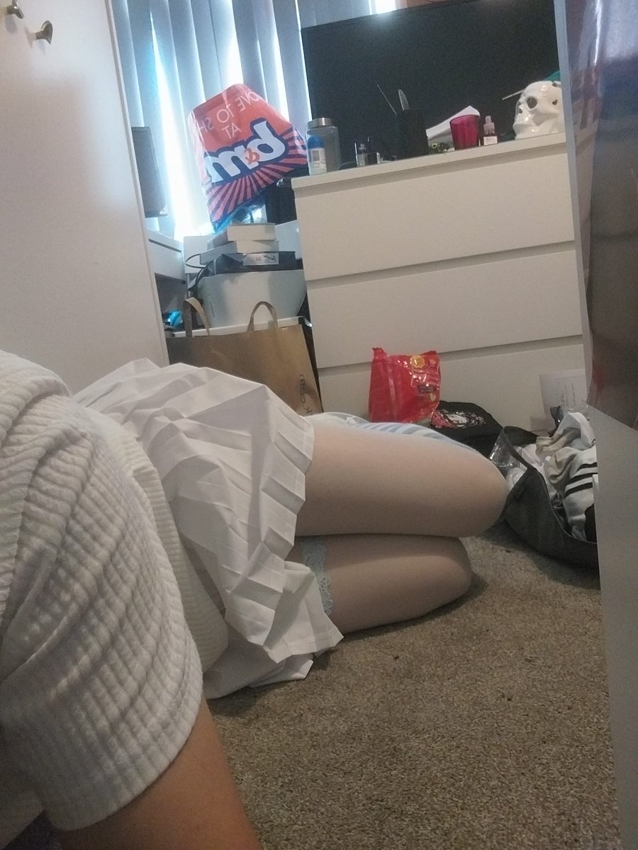 Ronan_4u's tweet photo. Messy room >~< https://t.co/Uos5AgoPIP