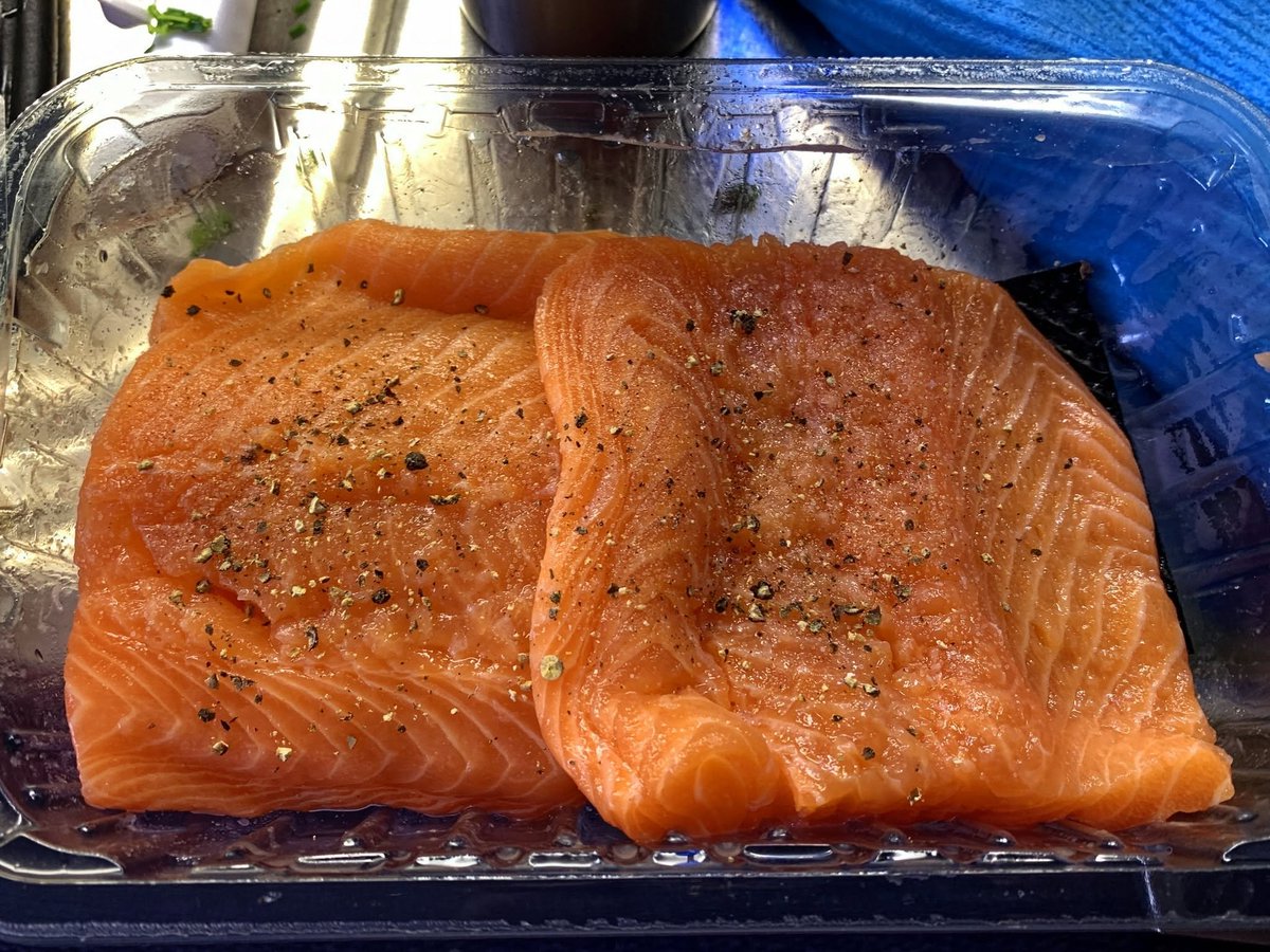 athena19863's tweet photo. Today, I prepared a delicious low-calorie lunch: salmon with asparagus.
See the photo caption for more details😋 https://t.co/JfMbILFSzg