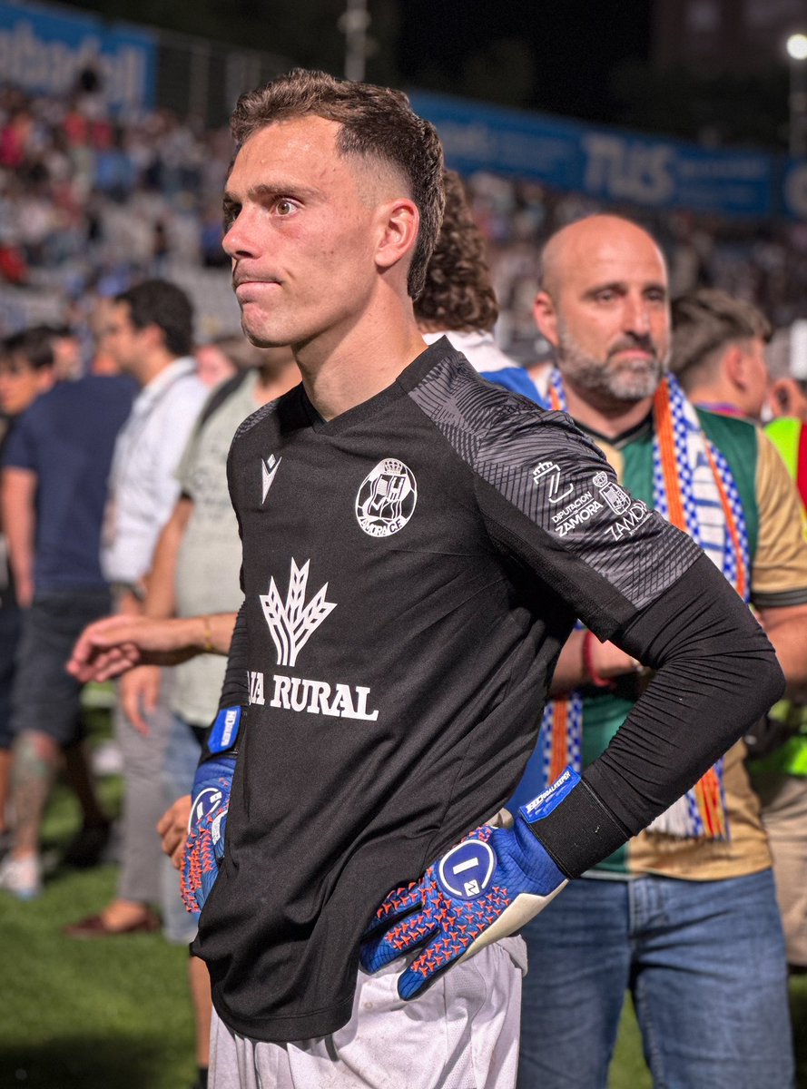 ZCFoficial's tweet photo. LO VAMOS A HACER♥️🤍|

Hay derrotas que duelen. Y mucho, pero también hay caminos que enseñan, que unen y que hacen más fuerte a un equipo, a una afición y a una ciudad.

Hoy toca levantar la cabeza. Mirar atrás con orgullo y hacia delante con ilusión.

#VamosMiZamora https://t.co/qsVVldL4dc