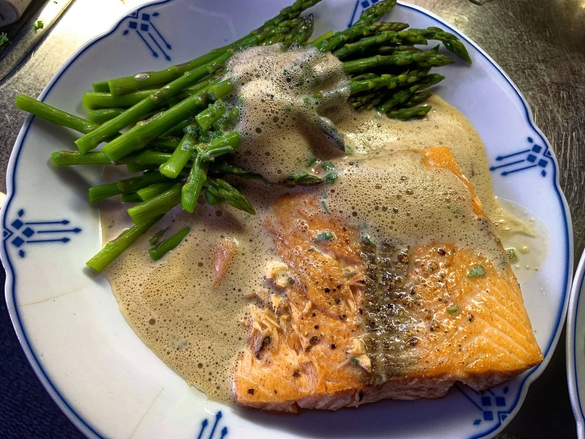 athena19863's tweet photo. Today, I prepared a delicious low-calorie lunch: salmon with asparagus.
See the photo caption for more details😋 https://t.co/JfMbILFSzg