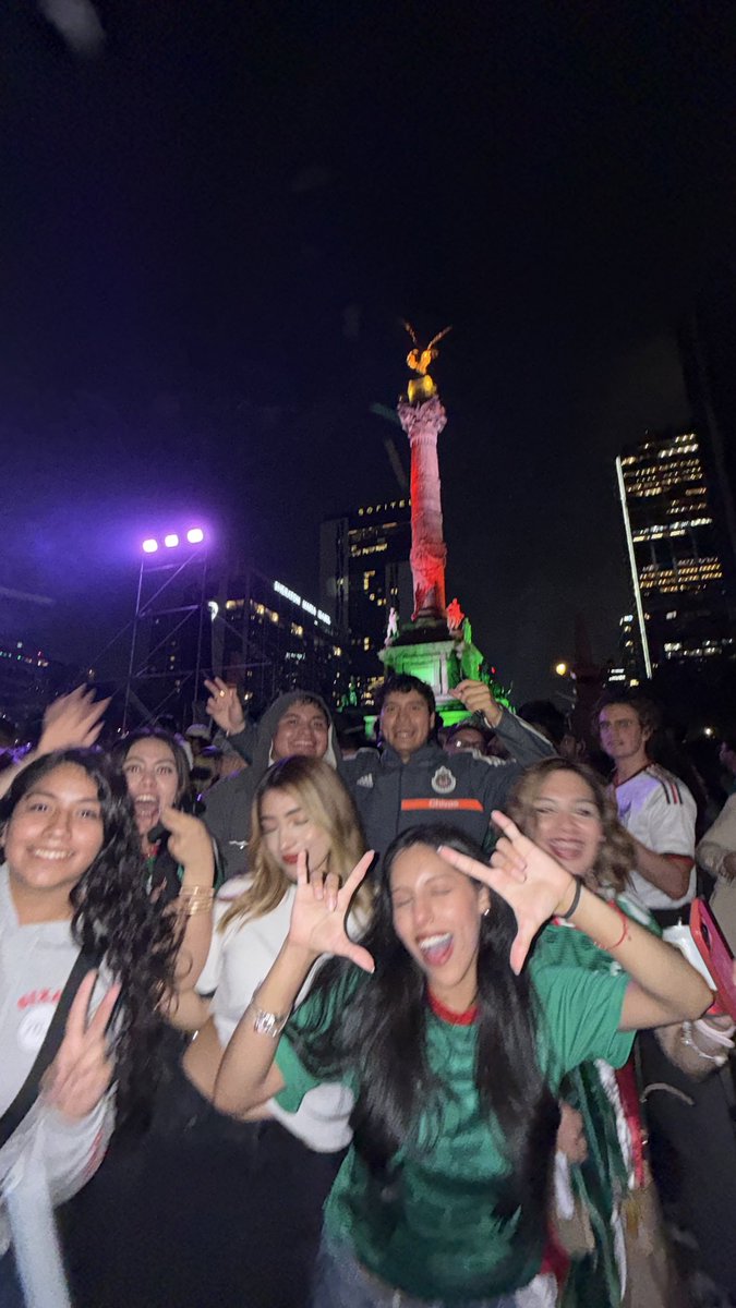 _drakeeee_'s tweet photo. Memorias del festejo vs Corea 🇲🇽 https://t.co/u6VzrTjgMY