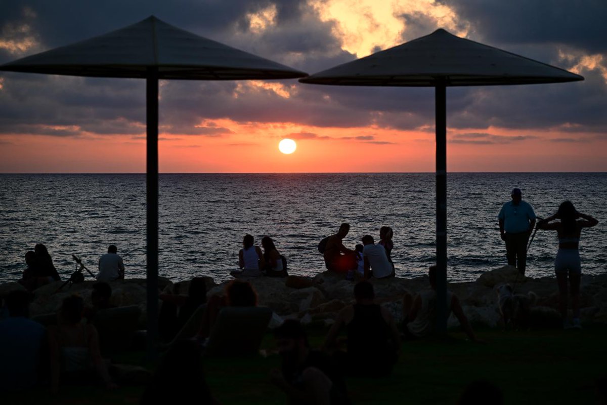 Israel_cnn's tweet photo. Israëli's kijken naar de zonsondergang op de strandpromenade in Tel Aviv.

Foto's door Avshalom Sassoni/Flash 90 https://t.co/RSP1Bo7D9k
