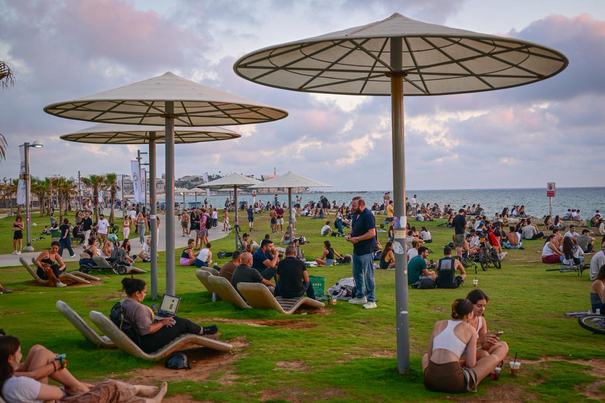 Israel_cnn's tweet photo. Israëli's kijken naar de zonsondergang op de strandpromenade in Tel Aviv.

Foto's door Avshalom Sassoni/Flash 90 https://t.co/RSP1Bo7D9k