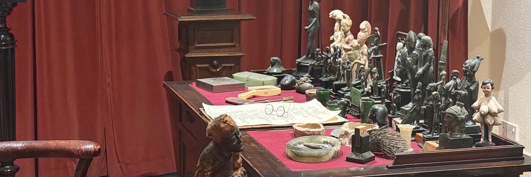 badly_wired's tweet photo. New #JKRowling header - from the Freud Museum.
Part of Cathy Pilkington's recent #Housekeeper show.
Vibe ๐ https://t.co/kpsAA5ZYTC