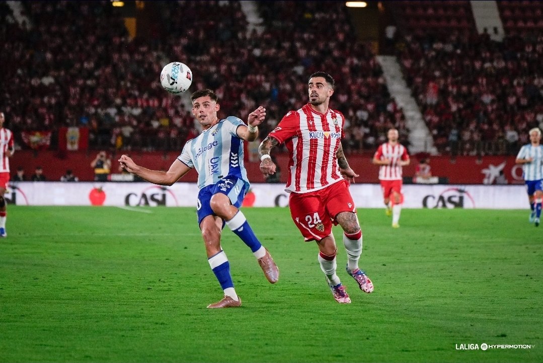 desmarqueinter's tweet photo. A seguir compitiendo 💪 por asestar ese primer gol que despeje el panorama (0-0).
La @U_D_Almeria debe insistir, aunque sin descuidar la faceta defensiva ante un @MalagaCF, de menos a más, que tuvo la más clara con Chupe (m. 4).
#VamosUDA 💪❤️🤍🔥 https://t.co/qmN2aLuEHC