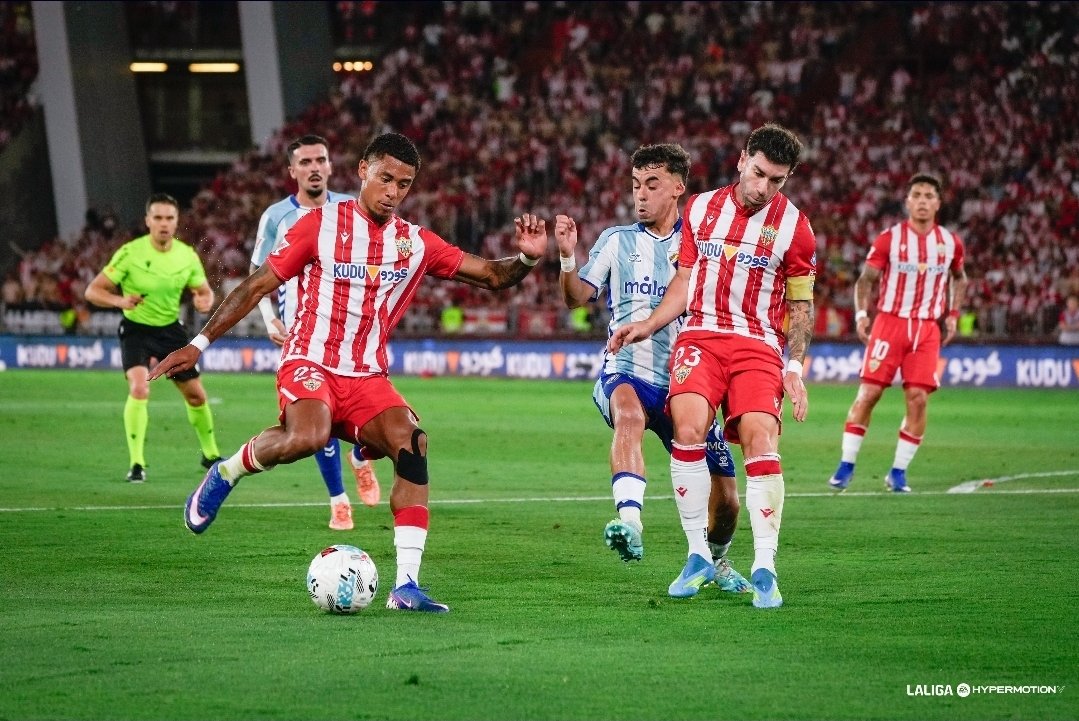 desmarqueinter's tweet photo. A seguir compitiendo 💪 por asestar ese primer gol que despeje el panorama (0-0).
La @U_D_Almeria debe insistir, aunque sin descuidar la faceta defensiva ante un @MalagaCF, de menos a más, que tuvo la más clara con Chupe (m. 4).
#VamosUDA 💪❤️🤍🔥 https://t.co/qmN2aLuEHC