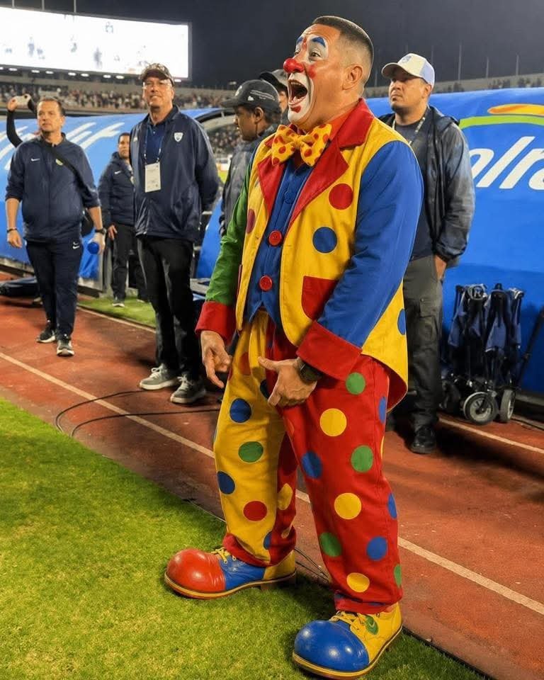 MetaleroJ's tweet photo. @eldesconocido @gyorietofc Pinche payaso...Alfinal resultó solo un tribunero. 
En cualquier empresa/compañía hay jefes que toman las decisiones y él era un empleado más de PUMAS. 
Y hizo berrinche y se fue https://t.co/oU8QTNSlNS