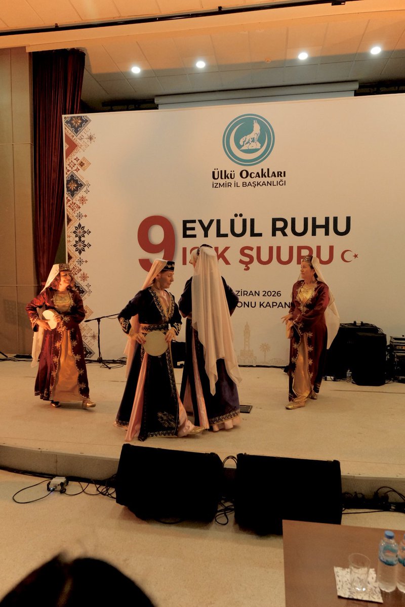 burakkilictc's tweet photo. Dokuz Eylül Üniversitesi Merkez Kampüsü’nde düzenlediğimiz “Dokuz Eylül’den Dokuz Işığa” temalı dönem sonu etkinliğimizi, Türk dünyasının zengin kültürünü ve Türk gençliğinin coşkusunu yansıtan anlamlı bir şölenle gerçekleştirdik.

Ülkü Ocakları Genel Merkez Sanatçısı İlyas Öztürk’ün konseri, Kırım Tatar Türkü kardeşlerimizin türküleri, gençlerimizin dombra ezgileri ve Türk dünyasının farklı coğrafyalarından halk oyunlarıyla unutulmaz bir gece yaşadık.

Birlik, kardeşlik ve ülkü şuuru içerisinde gerçekleştirdiğimiz programımıza katkı sunan herkese teşekkür ediyor, gençliğimizle birlikte yürümeye devam ediyoruz.

Dokuz Eylül’den Dokuz Işığa 🇹🇷