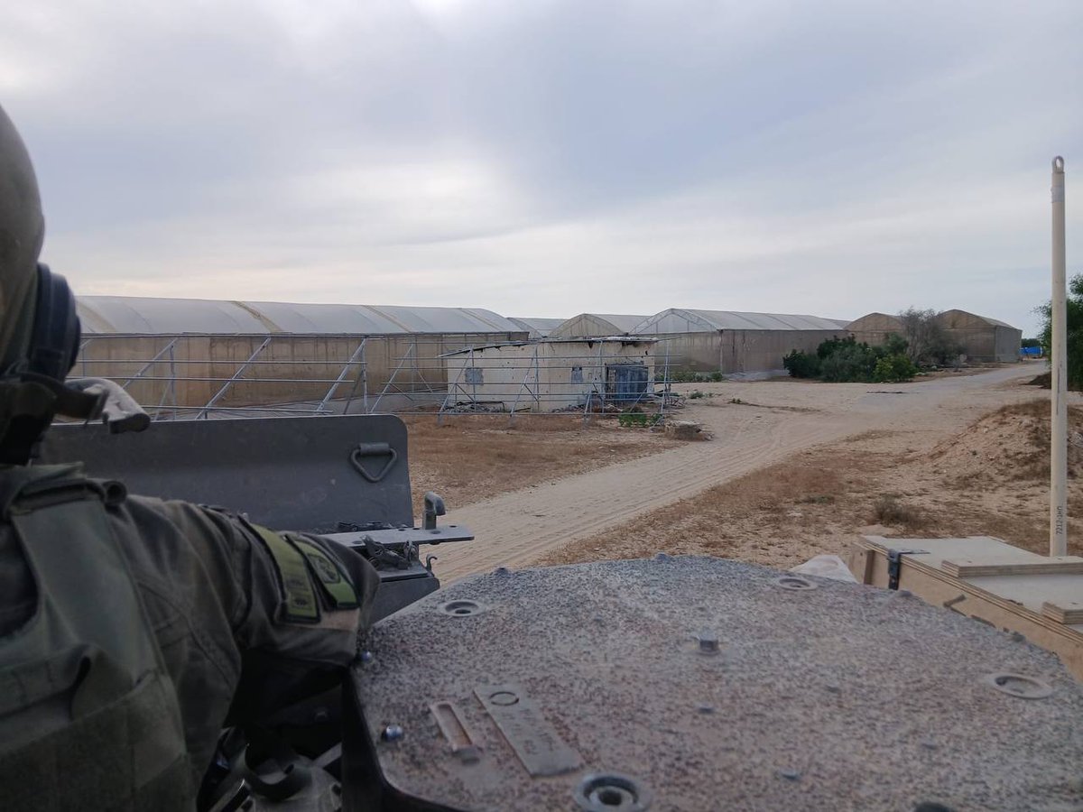 Israel_cnn's tweet photo. In het weekend verschuift de IDF de gele lijn voorwaarts in de zuidelijke sector van de Gazastrook. Op de foto's zijn landbouwgebouwen en kassen te zien met de namen van boeren uit de gemeenschappen Sde Livan en Pe'at Sadeh. https://t.co/ELszzOpODm