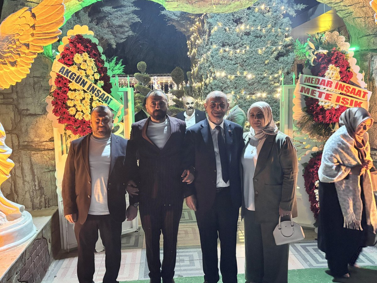 skarakoc06's tweet photo. Şeyma Ereğiz ve Ahmet Daşcı evlatlarımızın düğün merasimine katılarak mutluluklarına ortak olduk.

Kendilerine bir ömür boyu sağlık, huzur ve mutluluk diliyorum. ❤️ https://t.co/CrzyH8fLHd