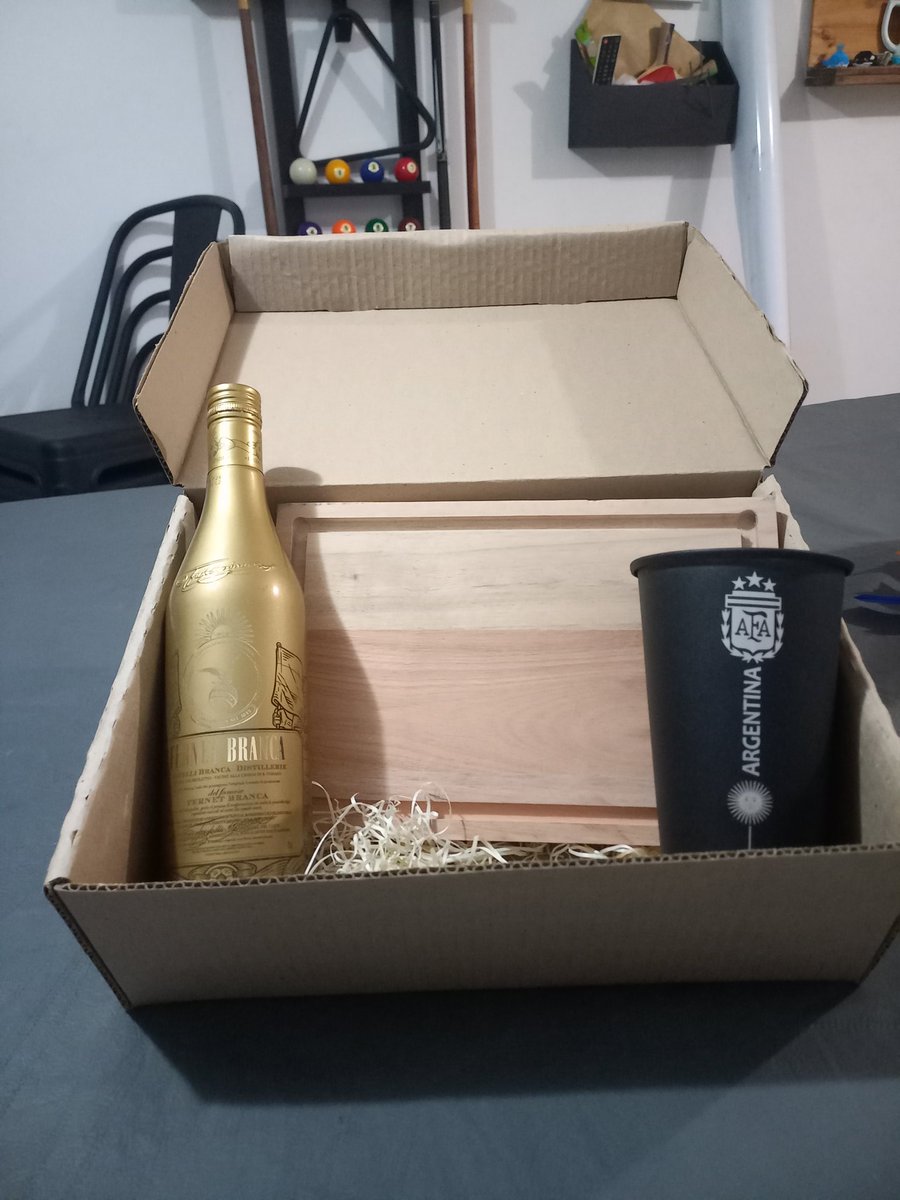 Steffy_boop's tweet photo. Ya tenes tu regalo para el viejo?...@chichoheredia esta vendiendo estos combos con tablita (hecha por él), vaso y fernet.... #BuenoBonitoyBarato https://t.co/jNSjuz1Cry