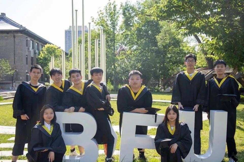 Liza59476656's tweet photo. [Proud grad  The campus that shaped my story, friends who made it unforgettable. On to the next chapter, but these moments will stay forever. #Graduation2024]， https://t.co/9zEMEyYuW3