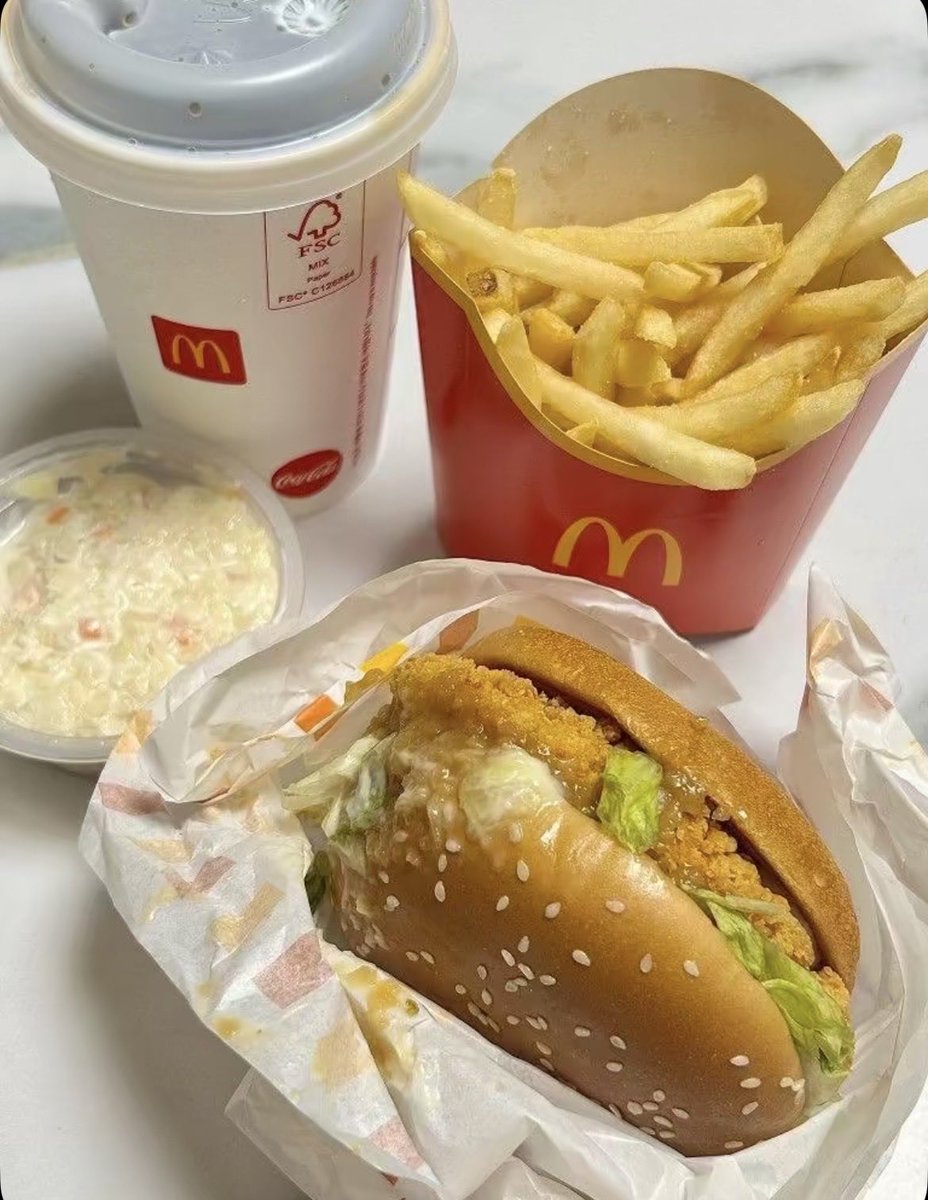 RaEli08's tweet photo. #provechito🍔🍟🍦🥤 #sabado https://t.co/5j58MvNyD3