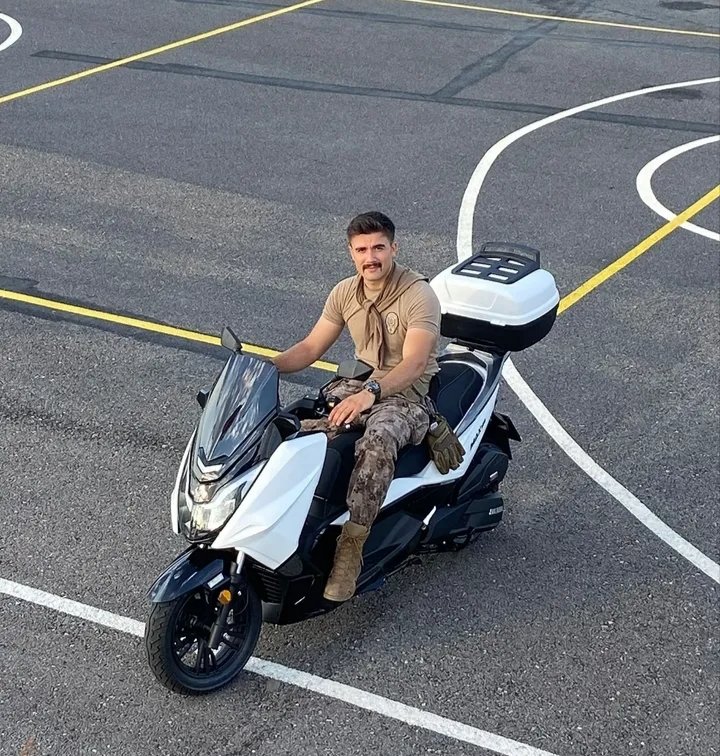 suyumberrak's tweet photo. "Bir milletin huzuru için kendi yarınından vazgeçenlere selam olsun."
ŞEHİT PÖH EMRE ALBAYRAK 🇹🇷 https://t.co/VLTo6tuYYu