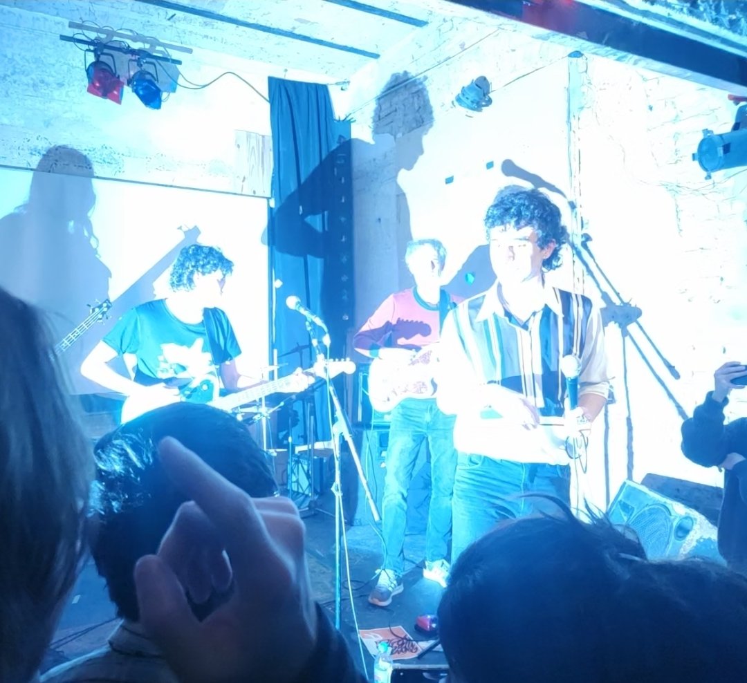 chevapz's tweet photo. INSÓLITO‼️

En el aniversario de Sonora Webster, al recibir al guitarrista de Jaime Sin Tierra, Son Goku, ávido fan de ambas bandas, libero un kamehamehameha de la emoción.

El Lobo Ñaro 3p, vocalista de Sonora, absorbió el impacto y se encuentra en recuperación en el Italiano https://t.co/xL1hoV7wHi