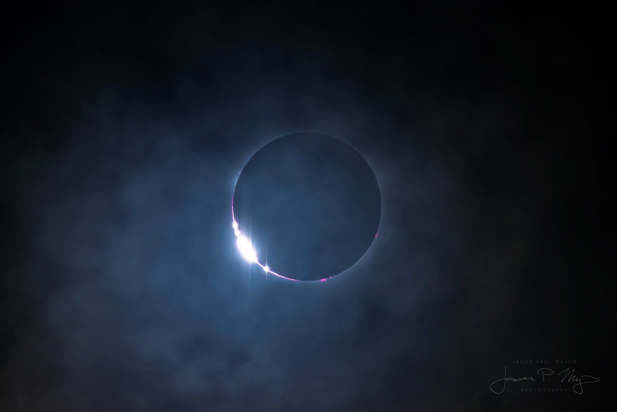 JPMajor's tweet photo. Baily's Beads, an effect caused by sunlight briefly shining through irregularities in the topography along the Moon's limb just before totality during a solar eclipse. This instance was photographed in August 2017. https://t.co/W6MGljtOBD