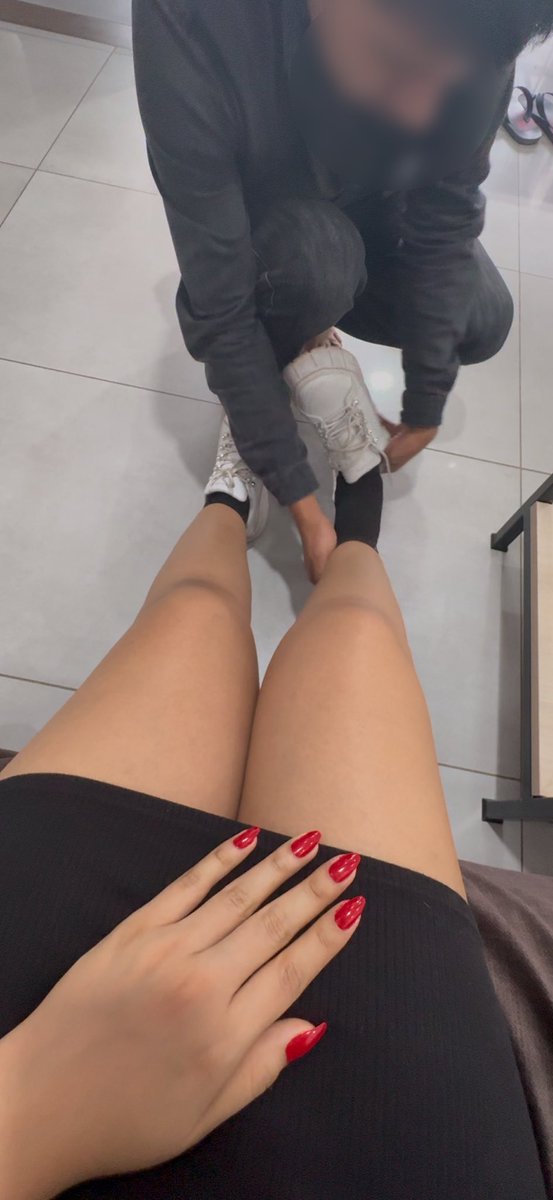 PrincessAlba01's tweet photo. Escribe en comentarios qué harías tú si estuvieras en su lugar 👇

#femdom #findom #footworship https://t.co/e7lgucKFhg