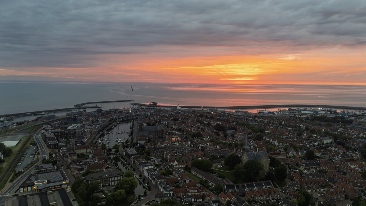 stadharlingen's tweet photo. De zon ging onder, de platen op het Wad vielen droog, ik ging even een fotootje maken en zag Vlieland in de verte. https://t.co/LKm5qbVwzf