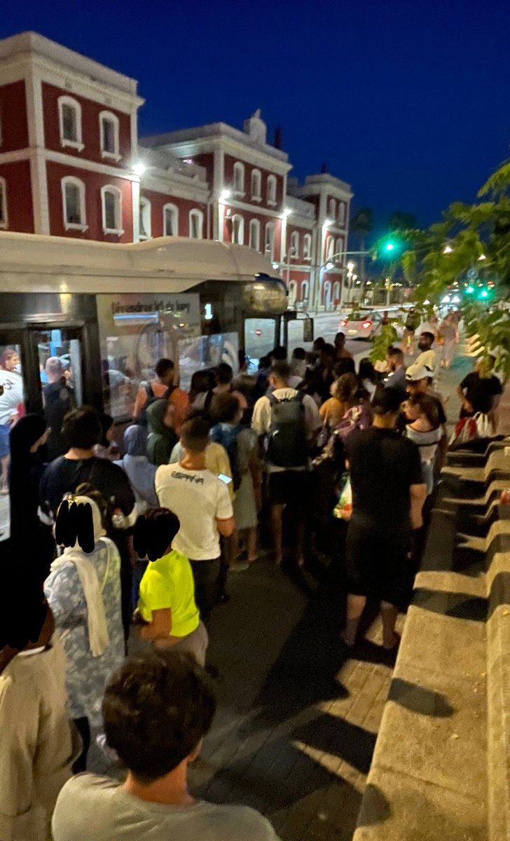 mobilitatmataro's tweet photo. Un dia més, l'últim autobús de l'L1 (l'últim bus de tot Mataró Bus), surt totalment complet des de l'estació, deixant a desenes de persones en les següents parades.

@DBotePaz @XescoG, feu alguna cosa JA. https://t.co/SmiBpOPric