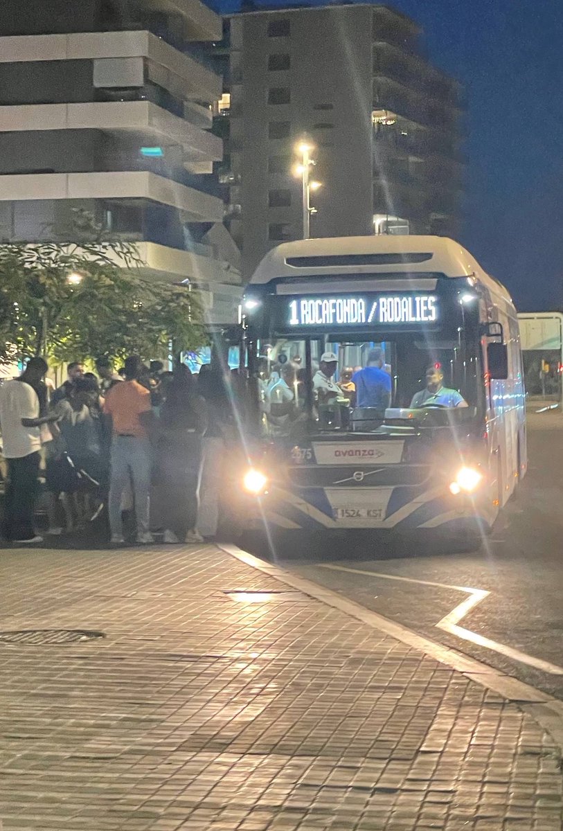 mobilitatmataro's tweet photo. Un dia més, l'últim autobús de l'L1 (l'últim bus de tot Mataró Bus), surt totalment complet des de l'estació, deixant a desenes de persones en les següents parades.

@DBotePaz @XescoG, feu alguna cosa JA. https://t.co/SmiBpOPric