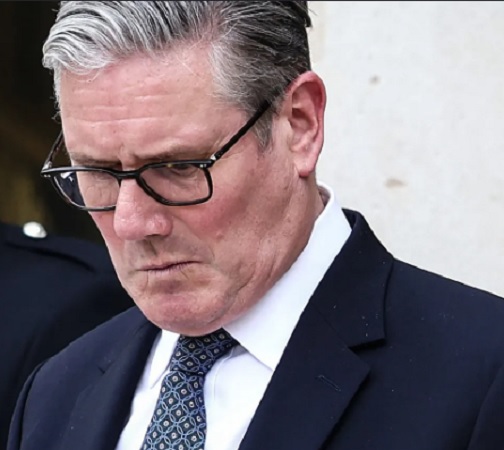 GlobalDiss's tweet photo. 🚨🇬🇧 STARMER IS FINISHED! 

Pressure is mounting for the worst PM to RESIGN this weekend after disastrous elections.

200 Labour MPs back a leadership challenge, and senior ministers want him OUT.

Starmer insists he is NOT going anywhere... https://t.co/Jpui6xeUpa