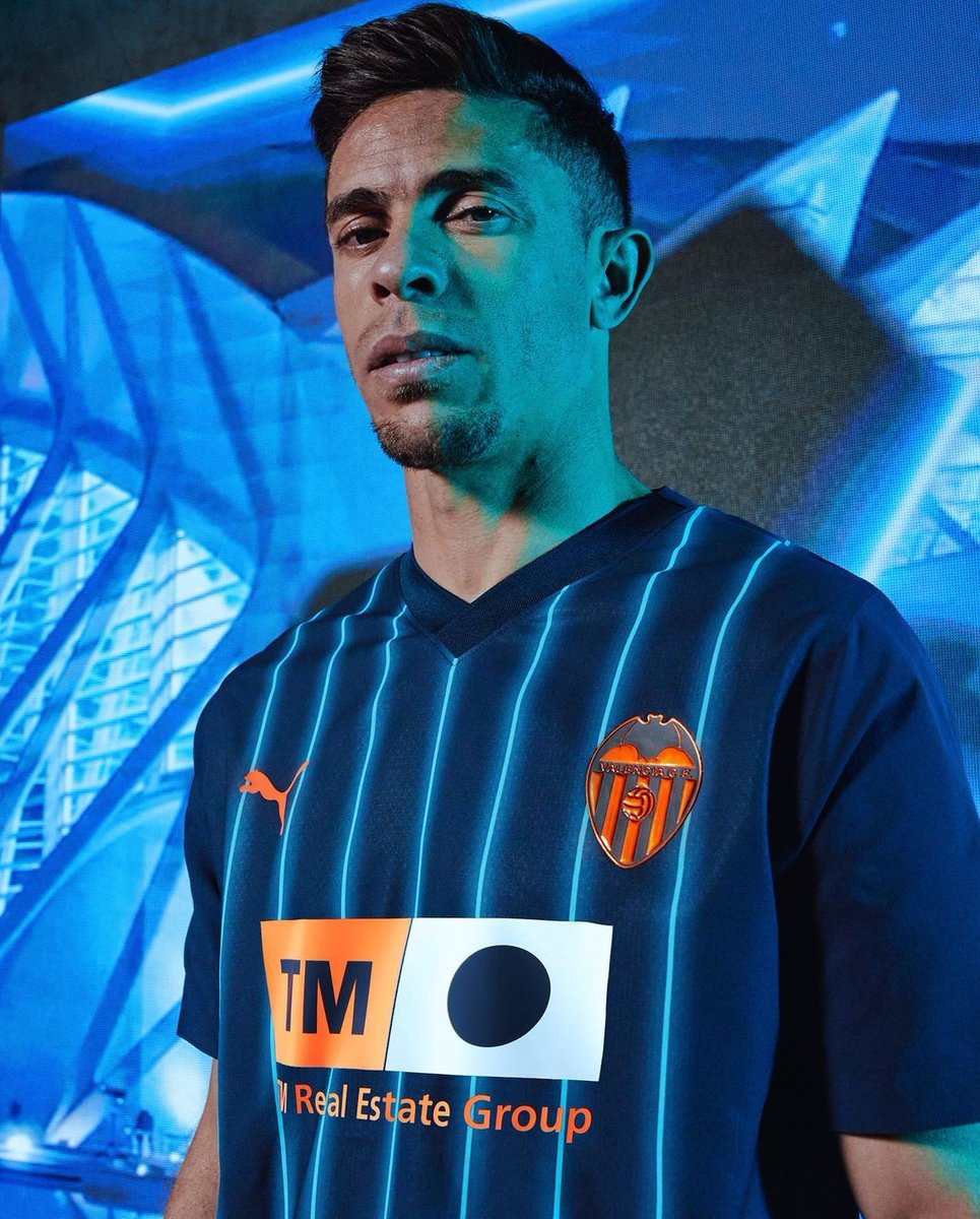 4ofi4's tweet photo. @kluivertso @Footy_Headlines Hemos pasado de esto...a esto.
Que puma se caga en nosotros es un hecho. https://t.co/7E2EnOaJtQ
