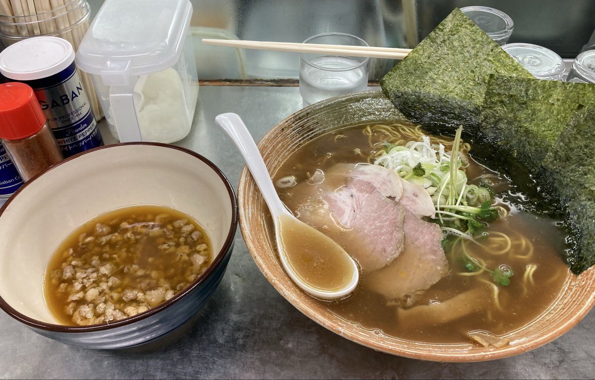 V4Bs4WCcL85H2Sm's tweet photo. 覆麺智さんにて伊勢海老出汁の「悪い奴」塩つけそばを食す🍥
大将の気まぐれ、店内告知にはない"サイレント悪塩"発動✨伊勢海老の柔らかな風味香る100スープを纏いし特龍麺、強い塩味に加えて海老油も効いたつけ汁が交差する勝利の方程式🌠圧倒的な旨さと破壊力で蠱惑する名刀の魅力、ここに極まれり👑 https://t.co/y2f8fWXZxs