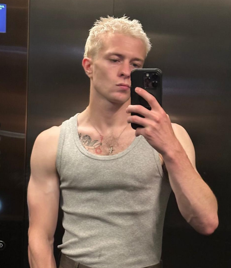 SiteJamesons's tweet photo. Acho que o ator Ruaridh Mollica vai ser um dos casts mais certeiros de todo o MCU. Ele transmite com perfeição a energia rebelde, caótica e debochada que define o Tommy nas HQs. Além disso, tanto o ator quanto o personagem são deliciosos bissexuais. https://t.co/f6yQ7YzQyb