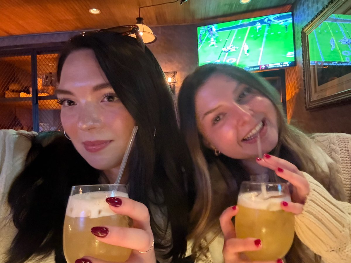 kate__cheyenne's tweet photo. ITS LINDSEY DAY!!!!!! I’m so lucky to call you a friend and appreciate you so much!!!! There’s no one else I’d rather get garlic knotts before a concert or taking a whirlwind trip to nyc with!!!! I LOVE YOU SM AND ILL SEE YOU SOON!!! https://t.co/AmyqKxDrff