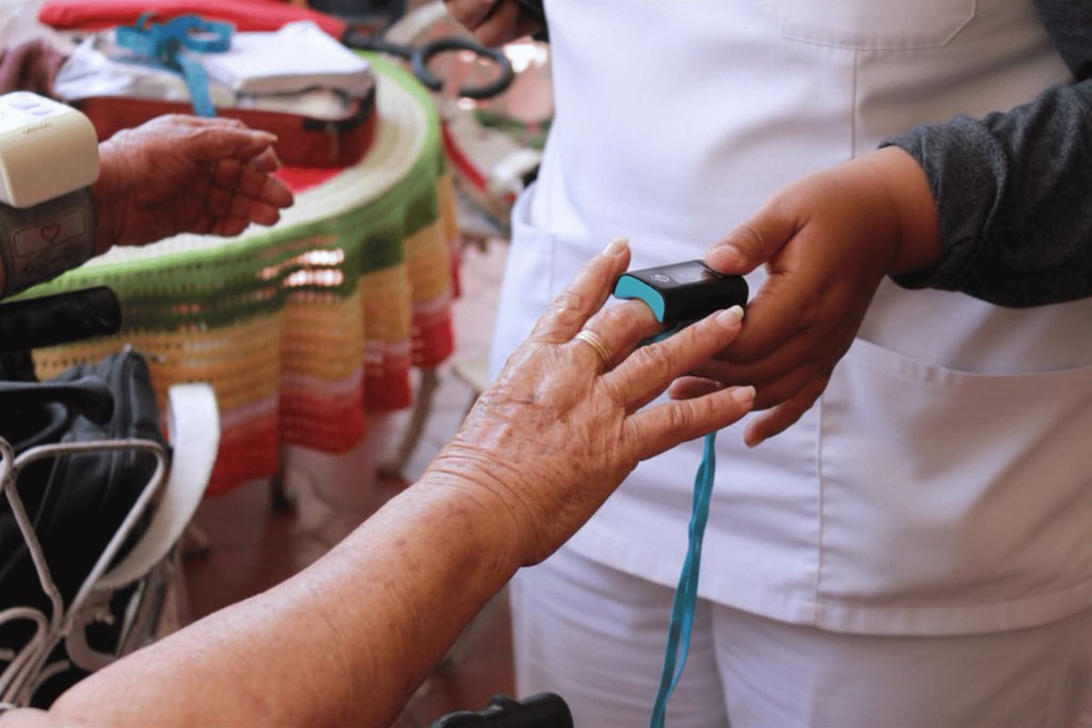 DelegacionBCS's tweet photo. Con vocación y amor, #ServidoresDeLaSalud de #BCS, han realizado más de 93 mil visitas médicas preventivas de 1ra, 2da y 3era vez, en hogares de Adultos Mayores y Personas con Discapacidad, con #SaludCasaPorCasa, siguiendo su salud, acercando atención médica y bienestar. https://t.co/LchRgJrM3c