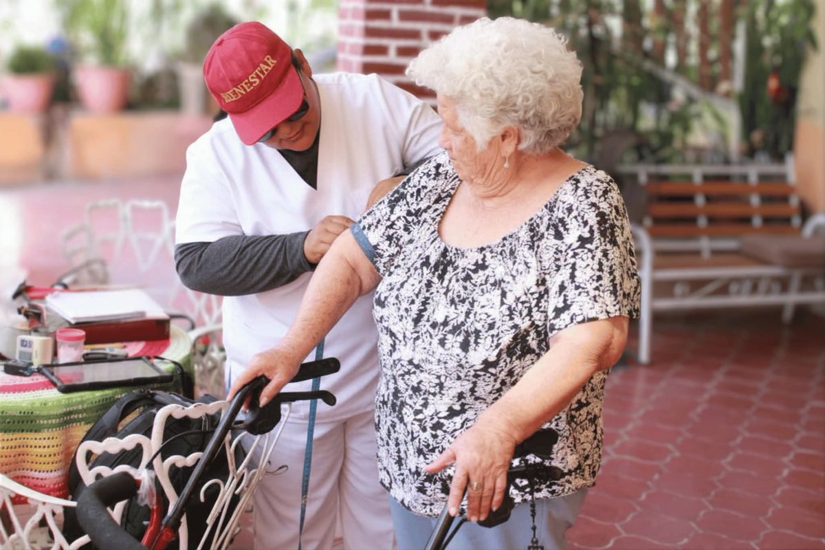 DelegacionBCS's tweet photo. Con vocación y amor, #ServidoresDeLaSalud de #BCS, han realizado más de 93 mil visitas médicas preventivas de 1ra, 2da y 3era vez, en hogares de Adultos Mayores y Personas con Discapacidad, con #SaludCasaPorCasa, siguiendo su salud, acercando atención médica y bienestar. https://t.co/LchRgJrM3c