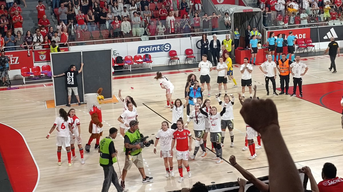 mariana_maz94's tweet photo. As t-shirts delas (e dos familiares na bancada) 🥹

Obrigada Inês ❤️ https://t.co/GiR8HpFJOF