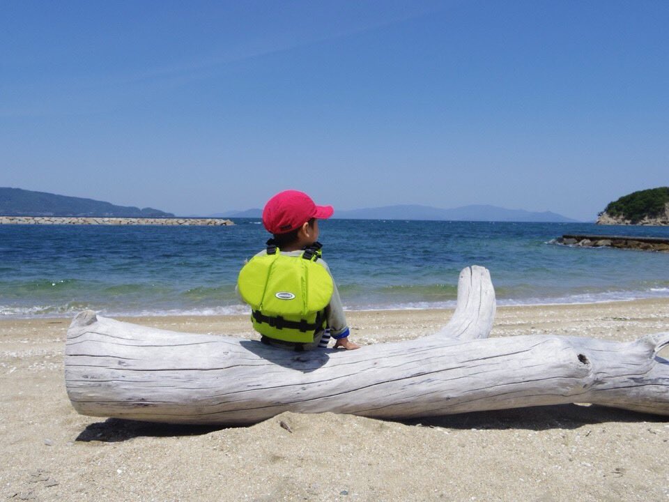 LifejacketSanta's tweet photo. ボクら大人が本気を出して、水辺のリスクや安全について話したり、「ライフジャケット」を準備したりすれば、ほとんどの悲しい事故を防ぐことができる…と信じています。

そして、活動を続けてきて確信していることは「動いた人のところで、動いた分だけ世界は動く。」ってこと。どうか、みなさんのお知り合いの方にも、みなさんの地域にも、「ライフジャケット」のことを広げていただけないでしょうか？ちょっとずつでもいいから、みんなで動けば世界は変わっていくはず…。子どもたちの水辺の悲しい事故をなくすために…ぜひ一緒にがんばりましょう！

思いはただ１つ…子どもたちの命を守ること。