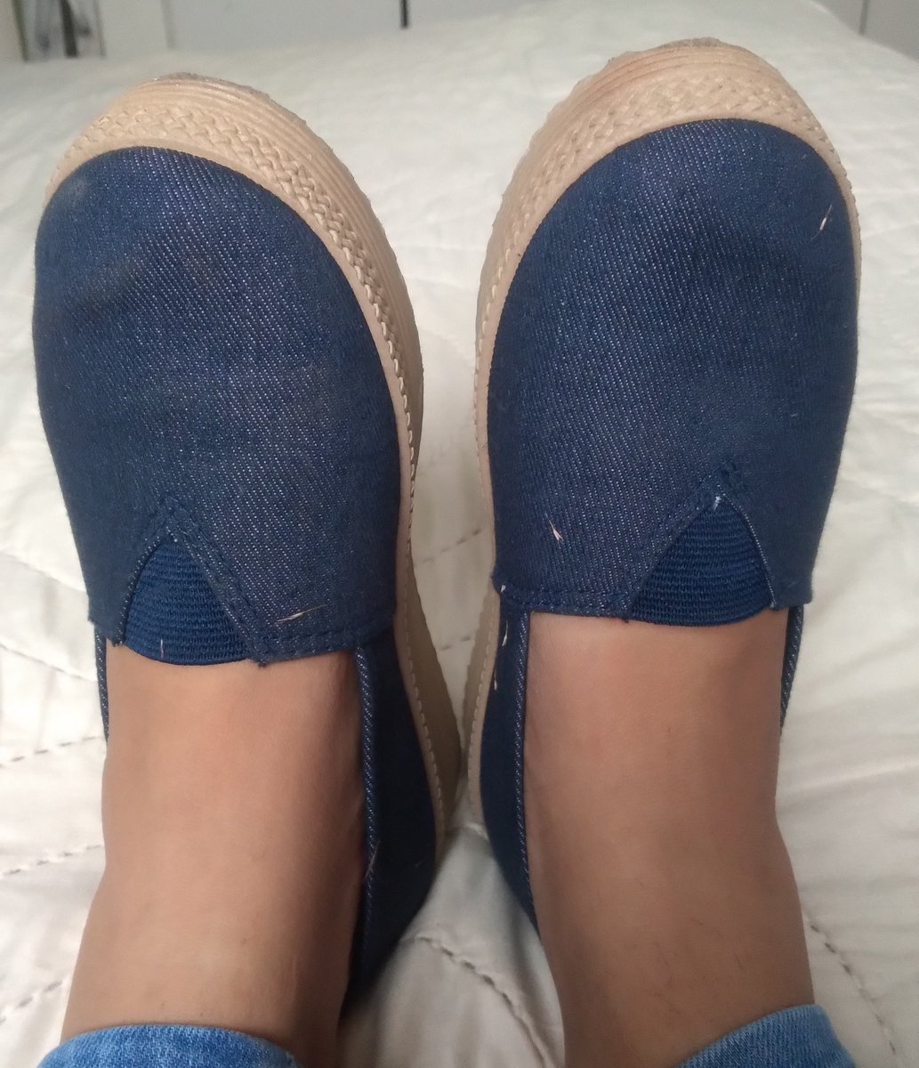carminafeet12's tweet photo. Le describo: tengo los deditos bien sudados y hasta más claro de lo normal, debido al calor que me provocan este tipo de calzados y a la vez están muy suaves y el olor, la verdad a quesos 👃🏼🧀👣👃🏼🤭 #pies #piessudados #olor #oloraqueso #piesudados #dedos #dedogordo #deditos https://t.co/KtE5ep83u0