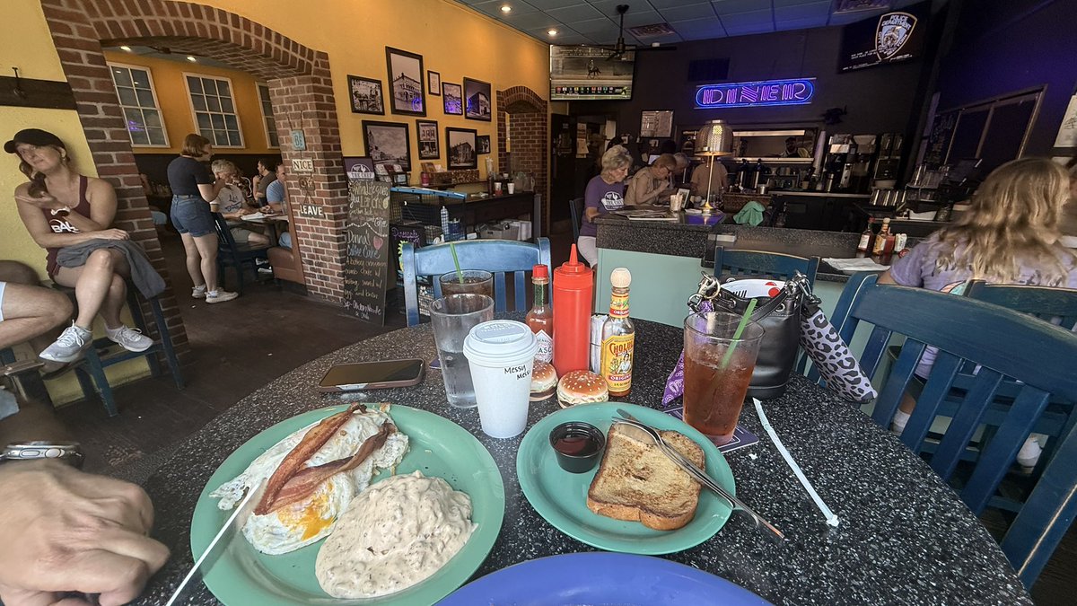 kstatevangirl's tweet photo. Had brunch at our 3rd favorite place today. Gotta go when not such a long way. #TheChef @mitchmoss 1. Full Circle Diner and Cocktails 2.Early Edition https://t.co/YPJFkVuiWV